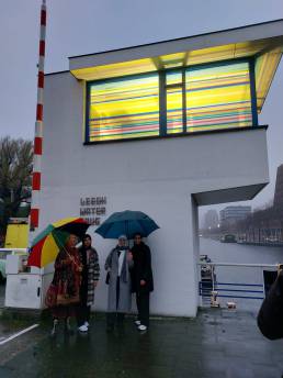 Brugwachtershuisje Leeuwarden verlicht met gekleurde transparante plakfolie als een lampion.