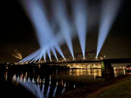 Schijnwerpers de Baanhoekbrug tijdens spectaculaire lichtshow Drechtsteden.