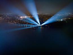 Schijnwerpers verlichten de lucht tijdens spectaculaire lichtshow Drechtsteden.