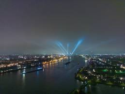 Schijnwerpers verlichten de lucht tijdens spectaculaire lichtshow Drechtsteden.