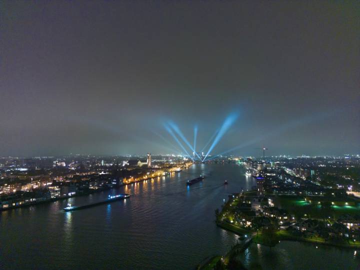 Schijnwerpers verlichten de lucht tijdens spectaculaire lichtshow Drechtsteden.