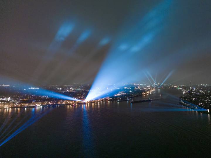 Schijnwerpers verlichten de lucht tijdens spectaculaire lichtshow Drechtsteden.