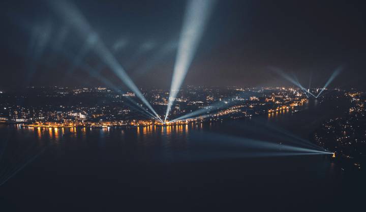 Schijnwerpers verlichten de lucht tijdens spectaculaire lichtshow Drechtsteden.