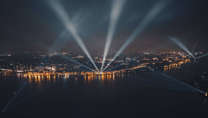 Schijnwerpers verlichten de lucht tijdens spectaculaire lichtshow Drechtsteden.
