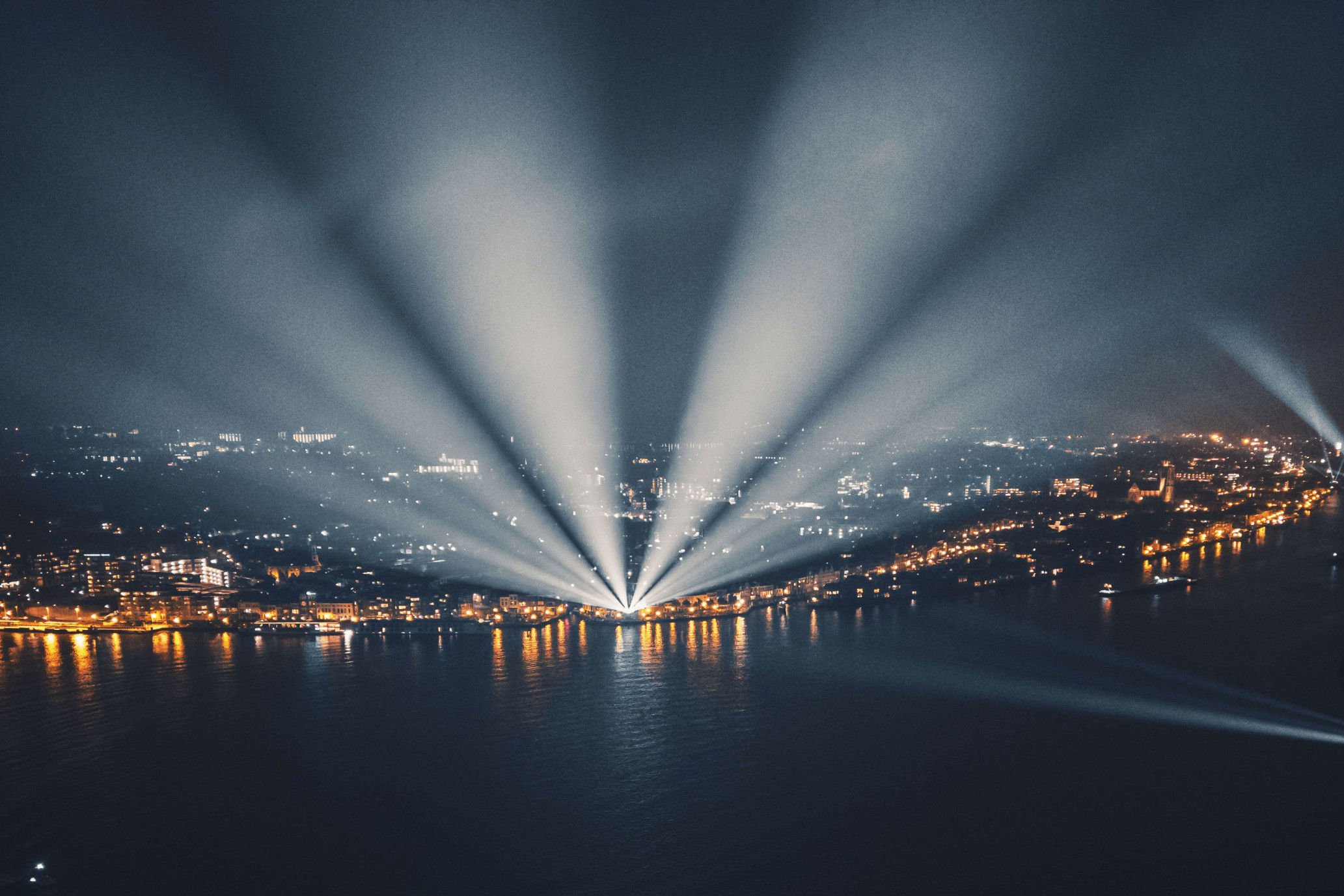 Schijnwerpers verlichten de lucht tijdens spectaculaire lichtshow Drechtsteden.