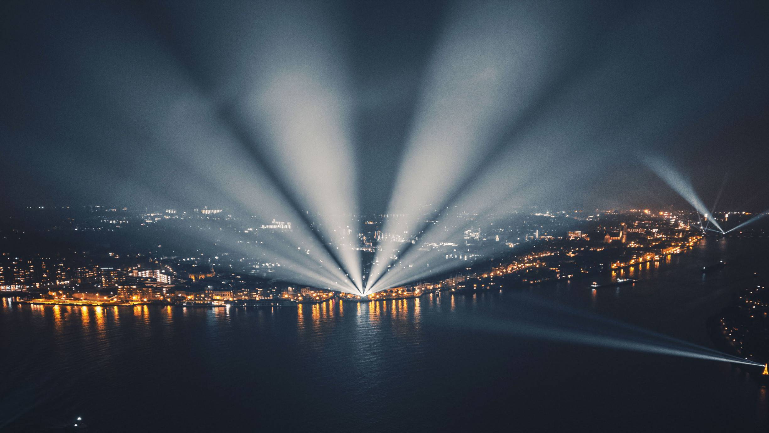 Schijnwerpers verlichten de lucht tijdens spectaculaire lichtshow Drechtsteden.