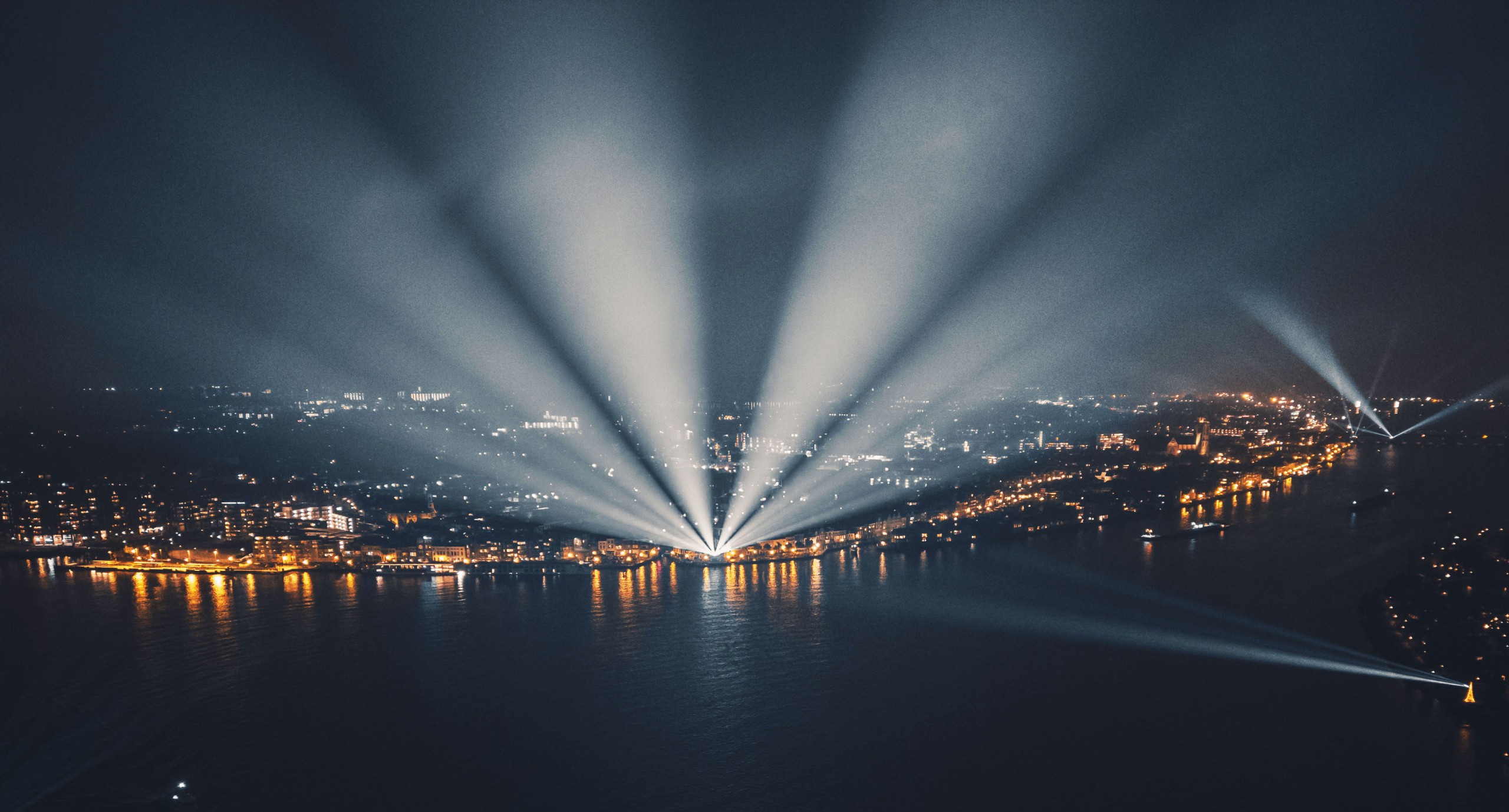 Schijnwerpers verlichten de lucht tijdens spectaculaire lichtshow Drechtsteden.