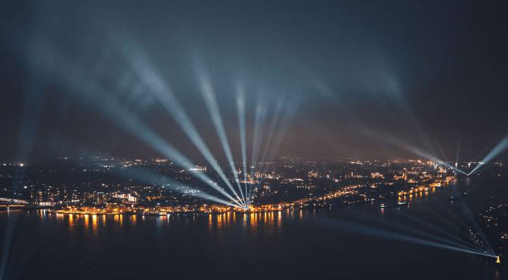 Schijnwerpers verlichten de lucht tijdens spectaculaire lichtshow Drechtsteden.