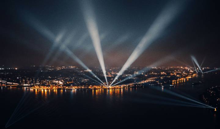 Schijnwerpers verlichten de lucht tijdens spectaculaire lichtshow Drechtsteden.