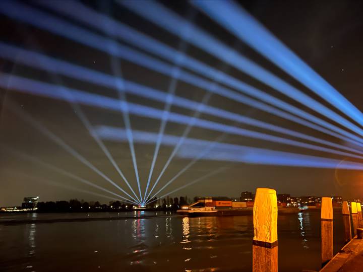 Schijnwerpers bij het Drierivierenpunt tijdens spectaculaire lichtshow Drechtsteden.