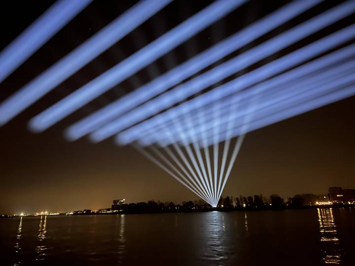 Schijnwerpers bij het Drierivierenpunt tijdens spectaculaire lichtshow Drechtsteden.