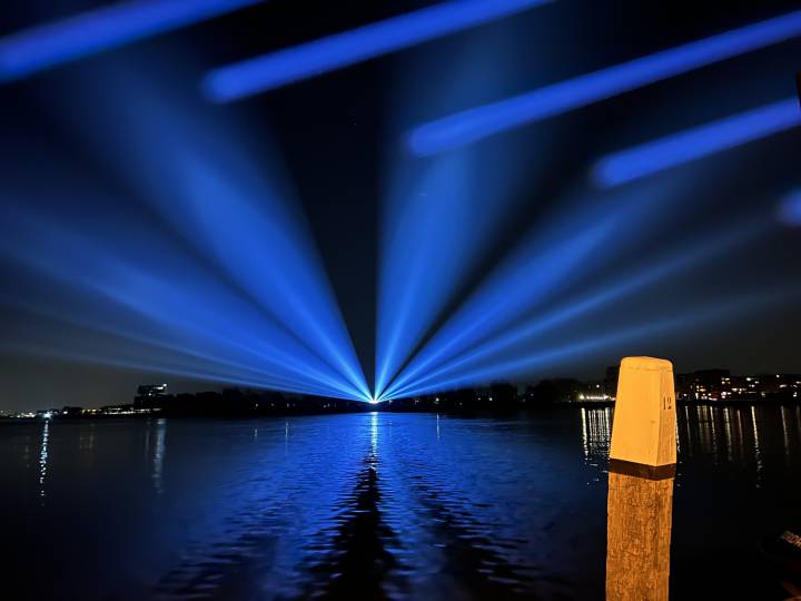 Schijnwerpers bij het Drierivierenpunt tijdens spectaculaire lichtshow Drechtsteden.