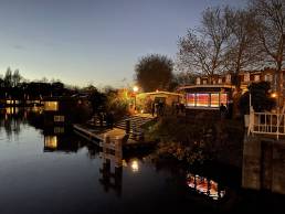 Brugwachtershuisje Utrecht verlicht met gekleurde transparante plakfolie als een lampion.
