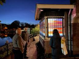 Brugwachtershuisje Utrecht verlicht met gekleurde transparante plakfolie als een lampion.