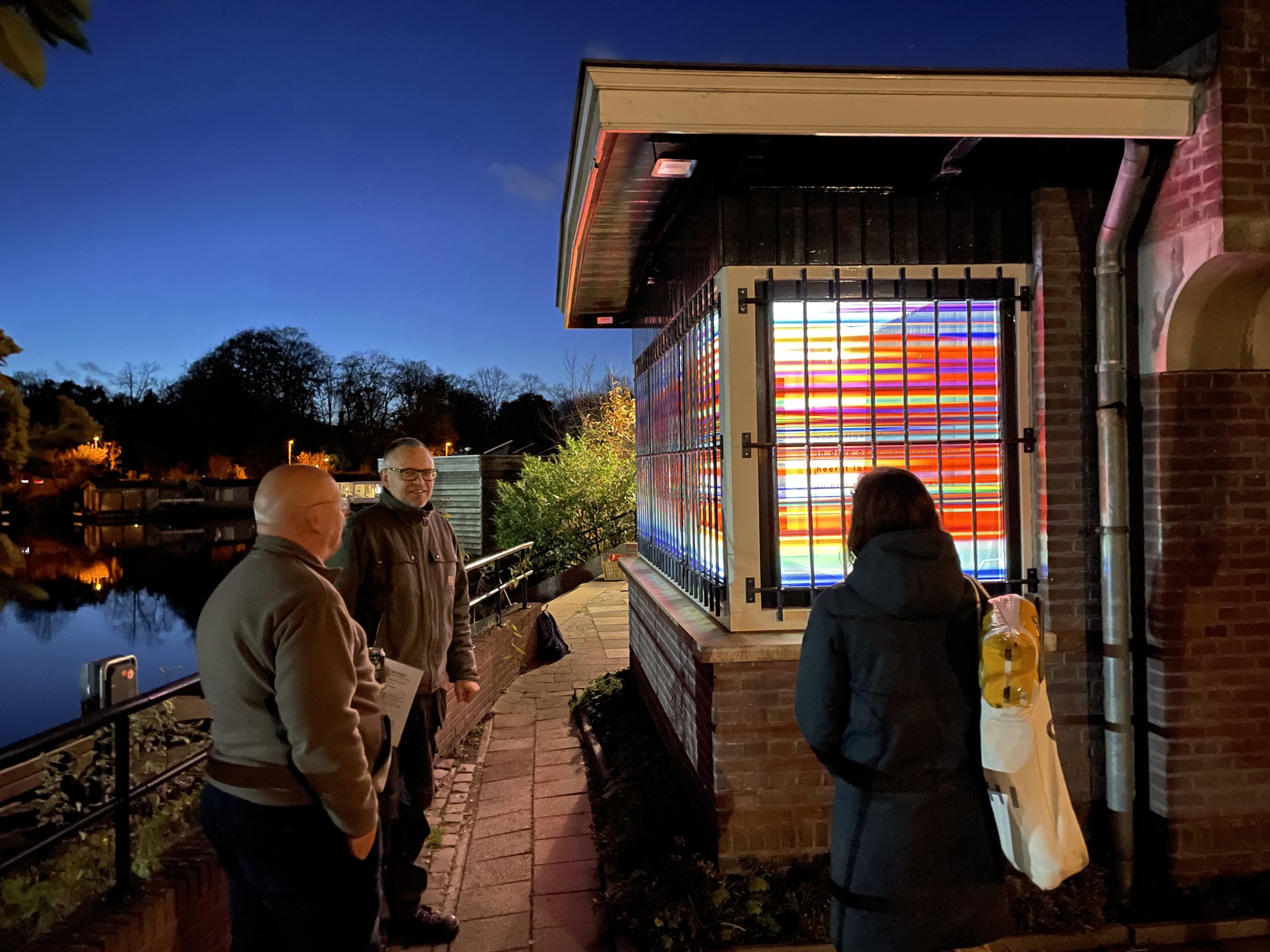 Brugwachtershuisje Utrecht verlicht met gekleurde transparante plakfolie als een lampion.