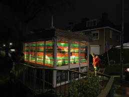 Brugwachtershuisje Den Bosch verlicht met gekleurde transparante plakfolie als een lampion.