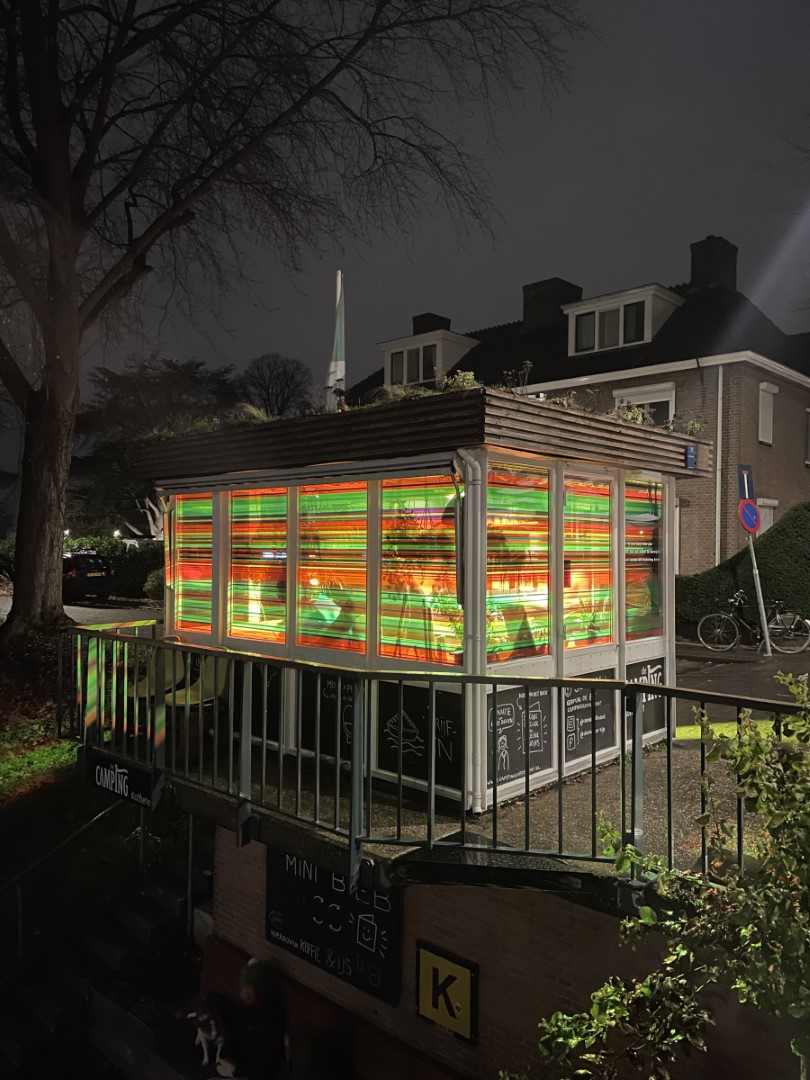 Brugwachtershuisje Den Bosch verlicht met gekleurde transparante plakfolie als een lampion.