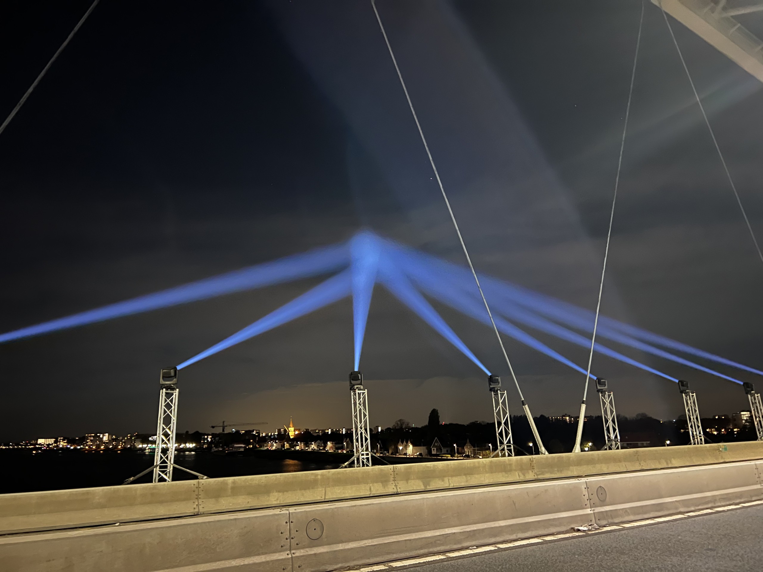 Schijnwerpers op Papendrechtsebrug tijdens spectaculaire lichtshow Drechtsteden.