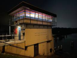 Brugwachtershuisje Almere verlicht met gekleurde transparante plakfolie als een lampion.