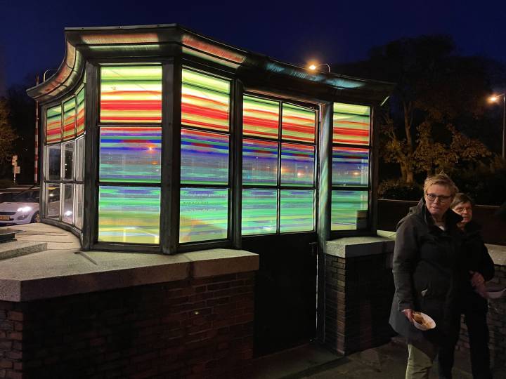 Brugwachtershuisje Groningen verlicht met gekleurde transparante plakfolie als een lampion.