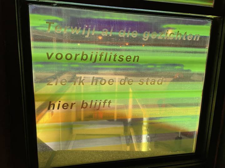 Brugwachtershuisje Groningen verlicht met gekleurde transparante plakfolie als een lampion.