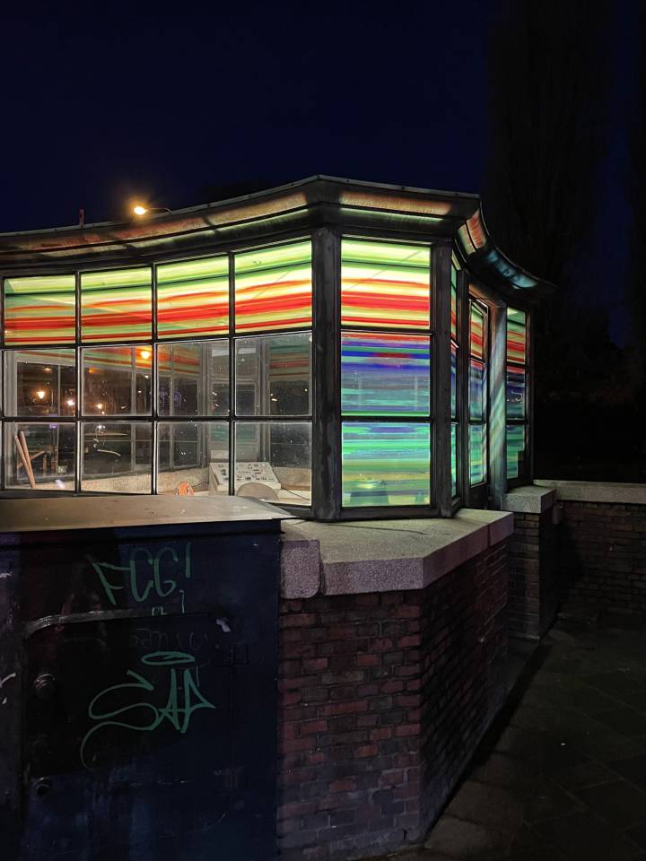 Brugwachtershuisje Groningen verlicht met gekleurde transparante plakfolie als een lampion.