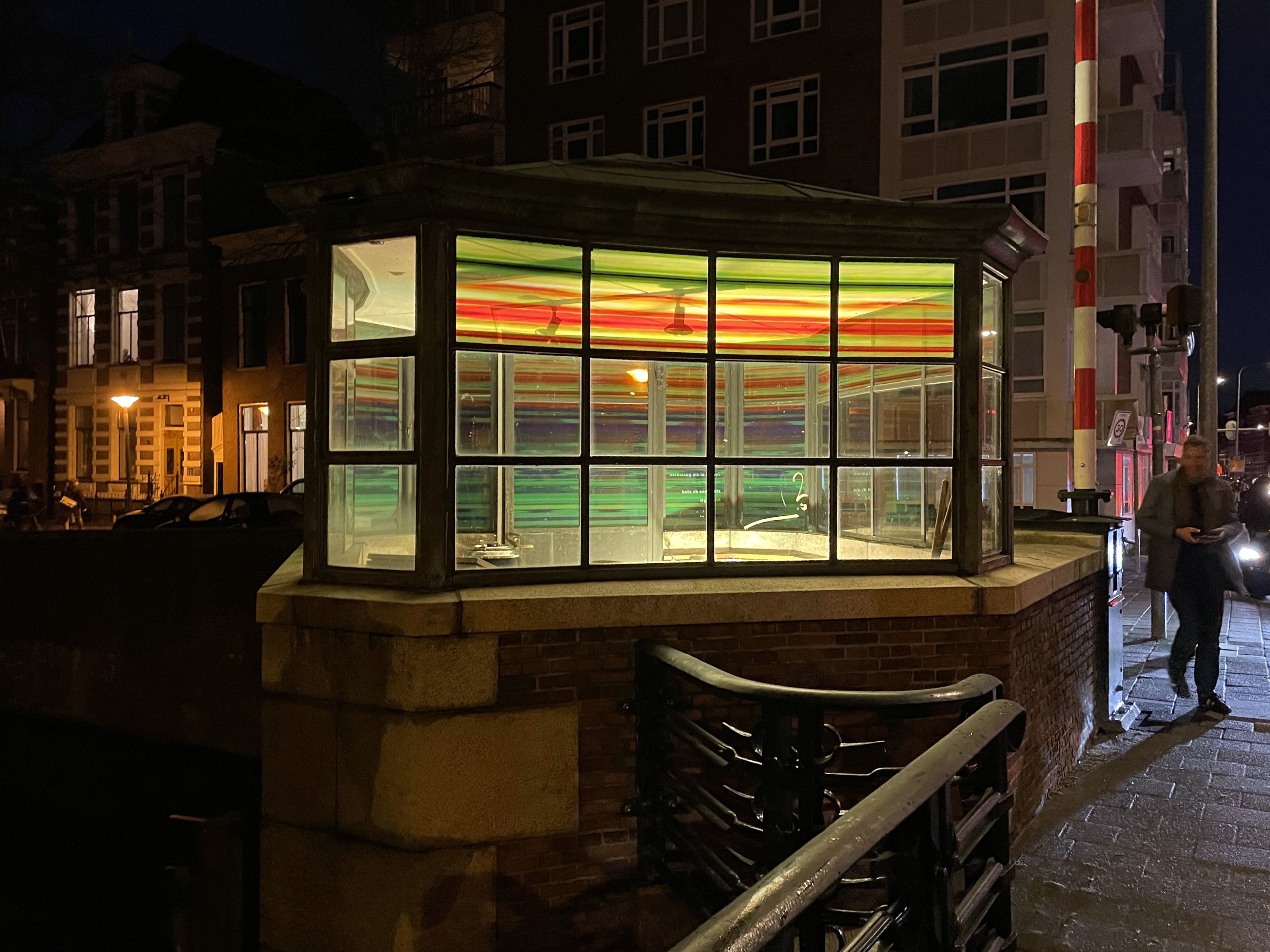 Brugwachtershuisje Groningen verlicht met gekleurde transparante plakfolie als een lampion.