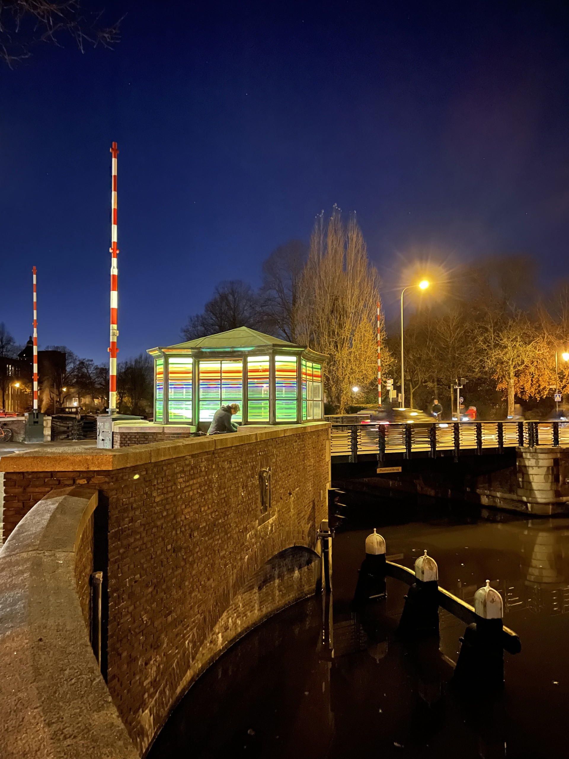 Brugwachtershuisje Groningen verlicht met gekleurde transparante plakfolie als een lampion.