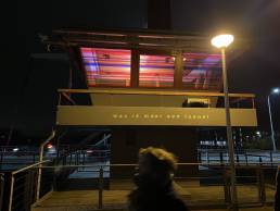 Brugwachtershuisje Middelburg verlicht met gekleurde transparante plakfolie als een lampion.