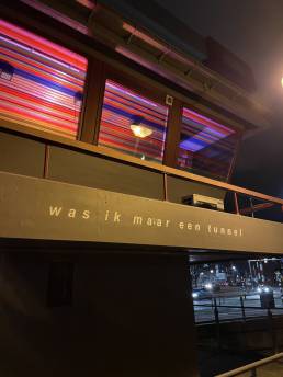 Brugwachtershuisje Middelburg verlicht met gekleurde transparante plakfolie als een lampion.