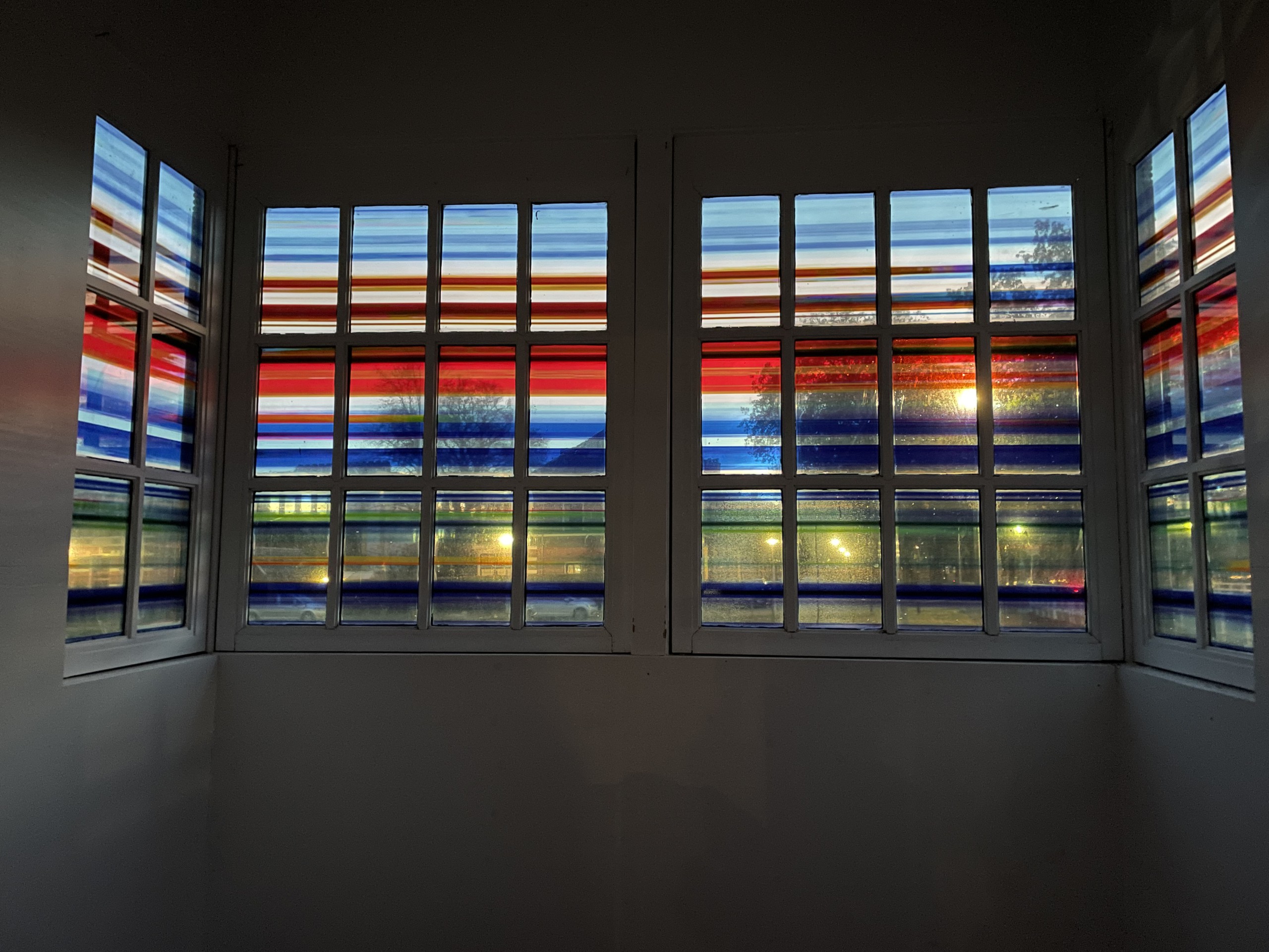 Brugwachtershuisje Zwolle verlicht met gekleurde transparante plakfolie als een lampion.