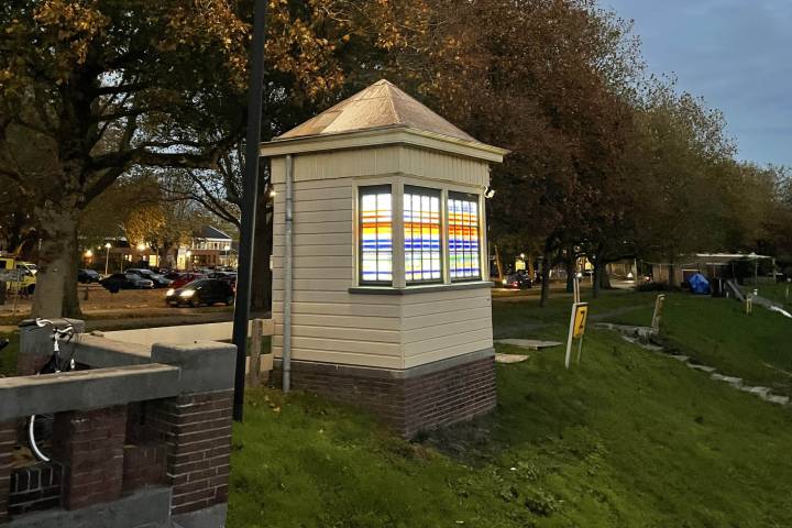 Brugwachtershuisje Zwolle verlicht met gekleurde transparante plakfolie als een lampion.