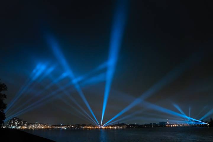 Schijnwerpers verlichten de lucht tijdens spectaculaire lichtshow Drechtsteden.