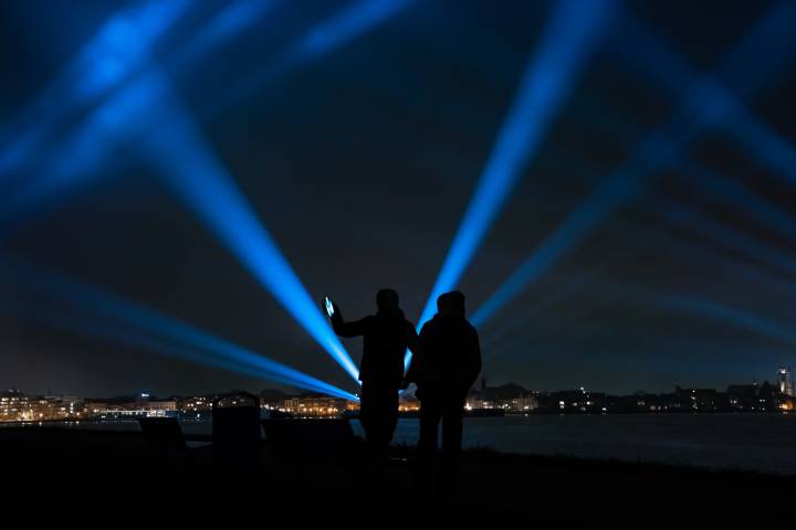 Schijnwerpers verlichten de lucht tijdens spectaculaire lichtshow Drechtsteden.