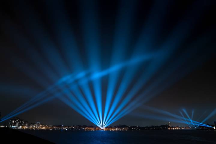 Schijnwerpers verlichten de lucht tijdens spectaculaire lichtshow Drechtsteden.