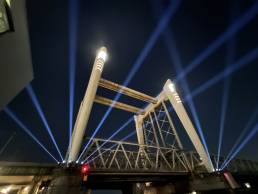 Schijnwerpers op Zwijndrechtse Brug tijdens spectaculaire lichtshow Drechtsteden.