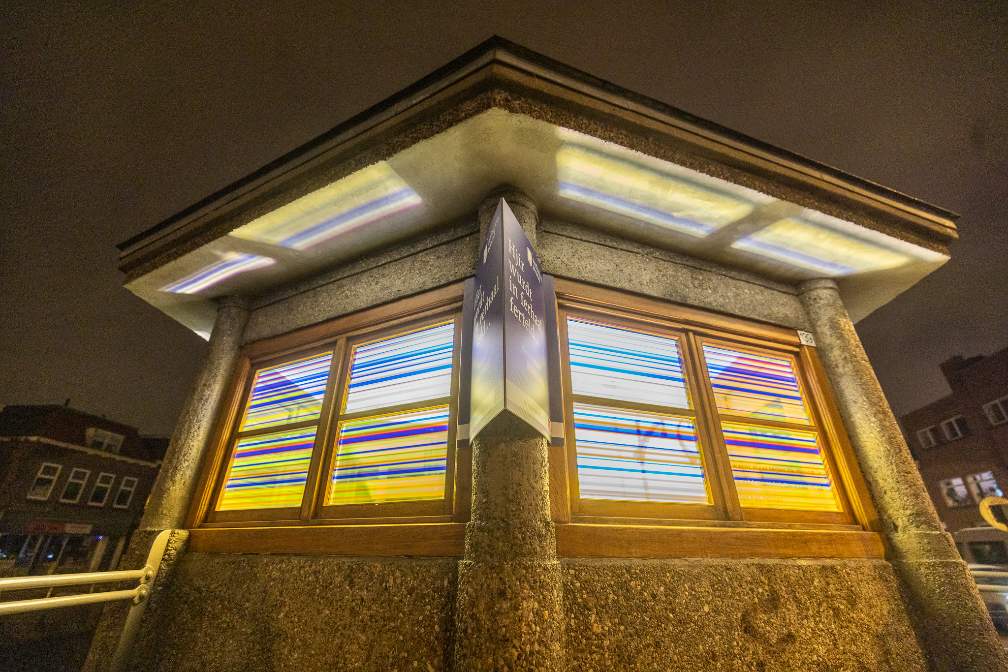 Brugwachtershuisje Leeuwarden verlicht met gekleurde transparante plakfolie als een lampion.