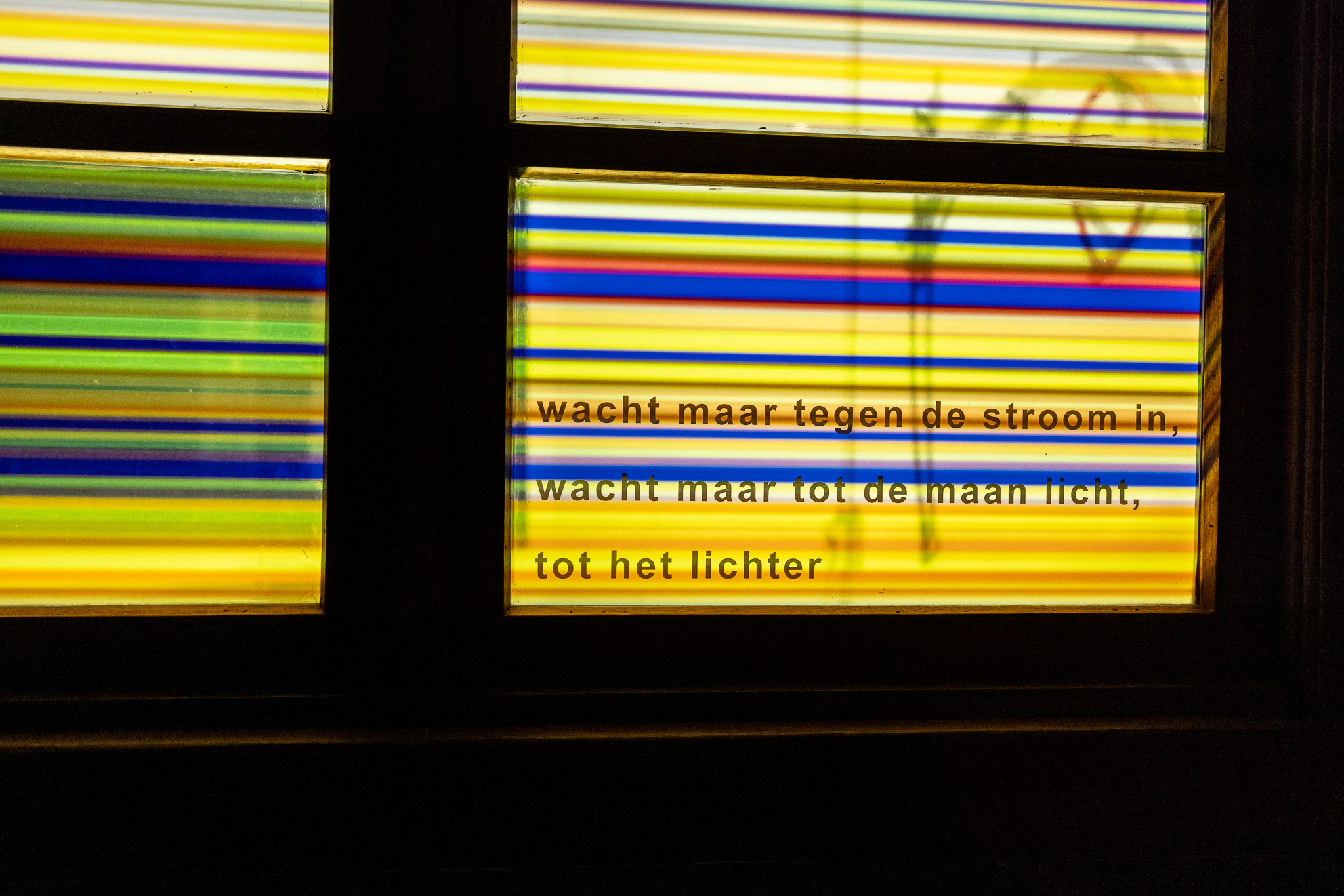 Brugwachtershuisje Leeuwarden verlicht met gekleurde transparante plakfolie als een lampion.