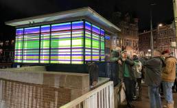 Brugwachtershuisje Rotterdam verlicht met gekleurde transparante plakfolie als een lampion.